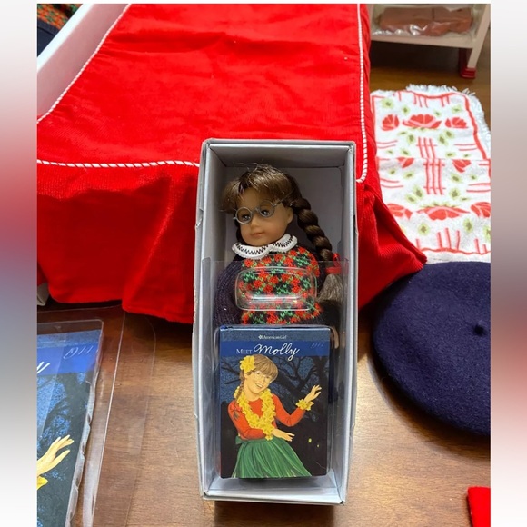 RARE AMERICAN GIRL DOLL MOLLY AND FURNITURE ACCESSORIES LAMP BED CLOTHES - Picture 7 of 7